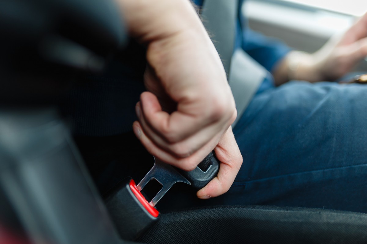 hand buckling seat belt in 